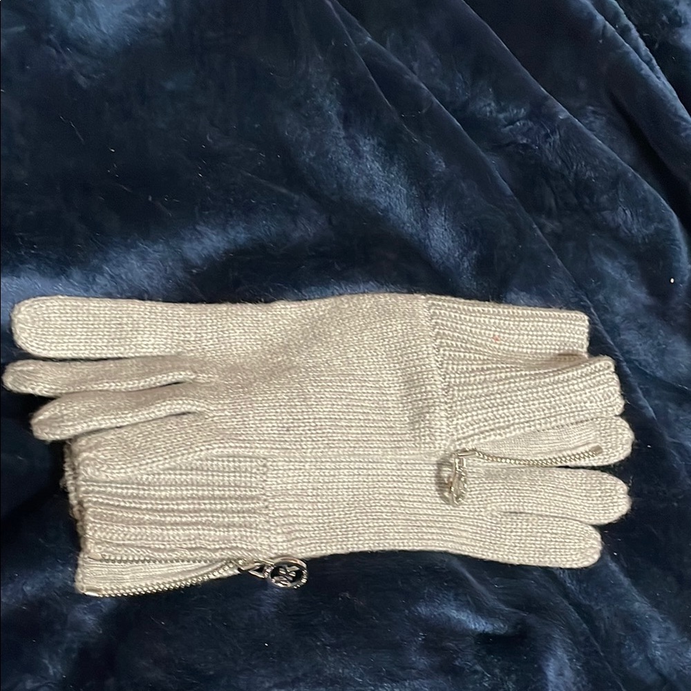 Elegant Cream Knit Gloves